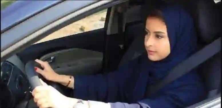المرور يعلن رسمياً السماح للفتيات أقل من 17 عام بقيادة السيارة في السعودية 